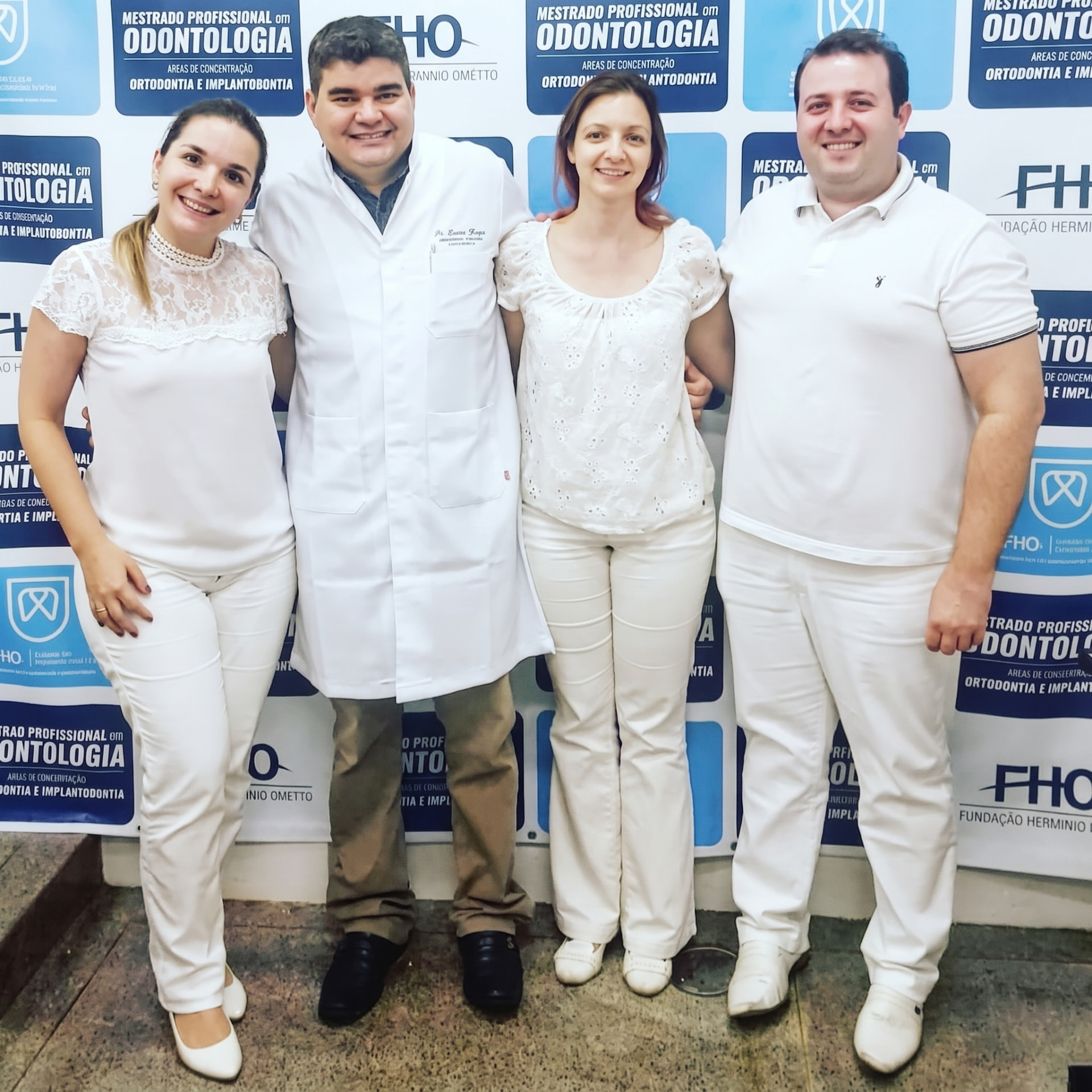 Haylton com equipe em ambiente acadêmico de odontologia